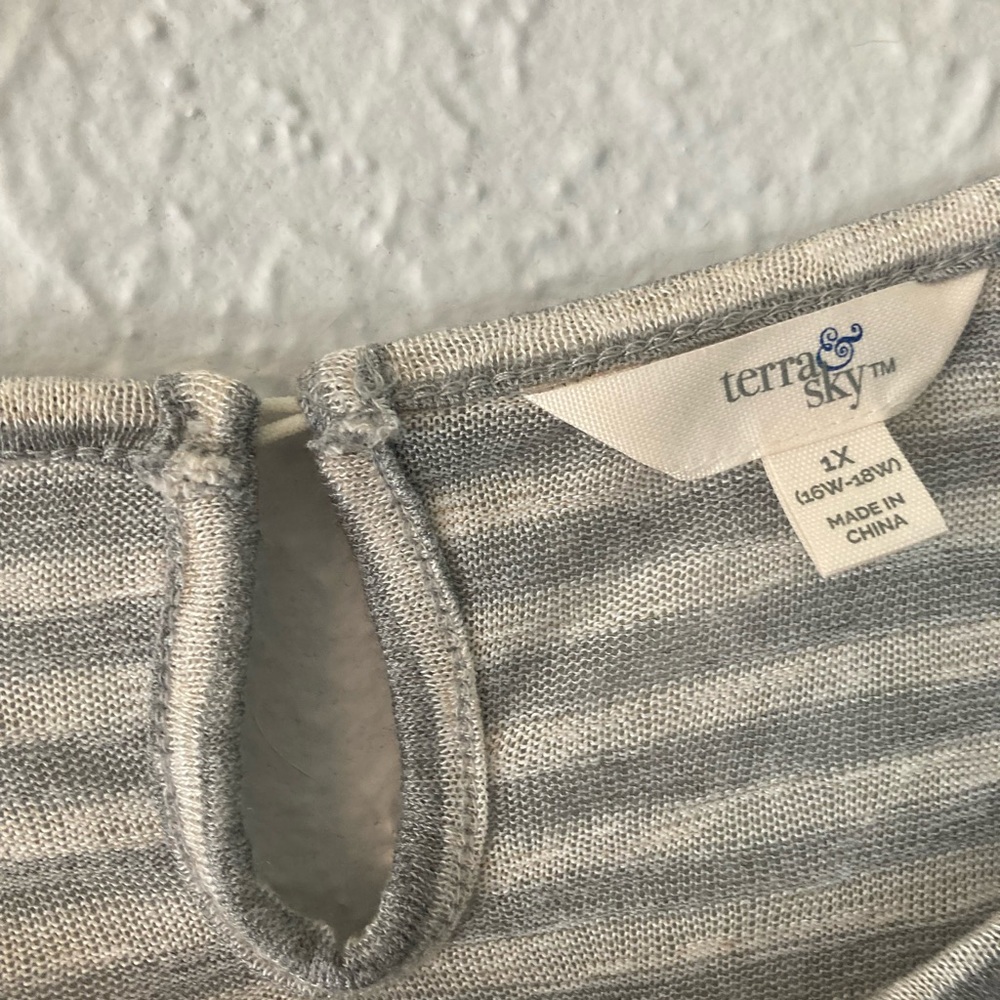 Like new loose knit plus size gray striped ruffle sleeve blouse top size 1x - Picture 3 of 4